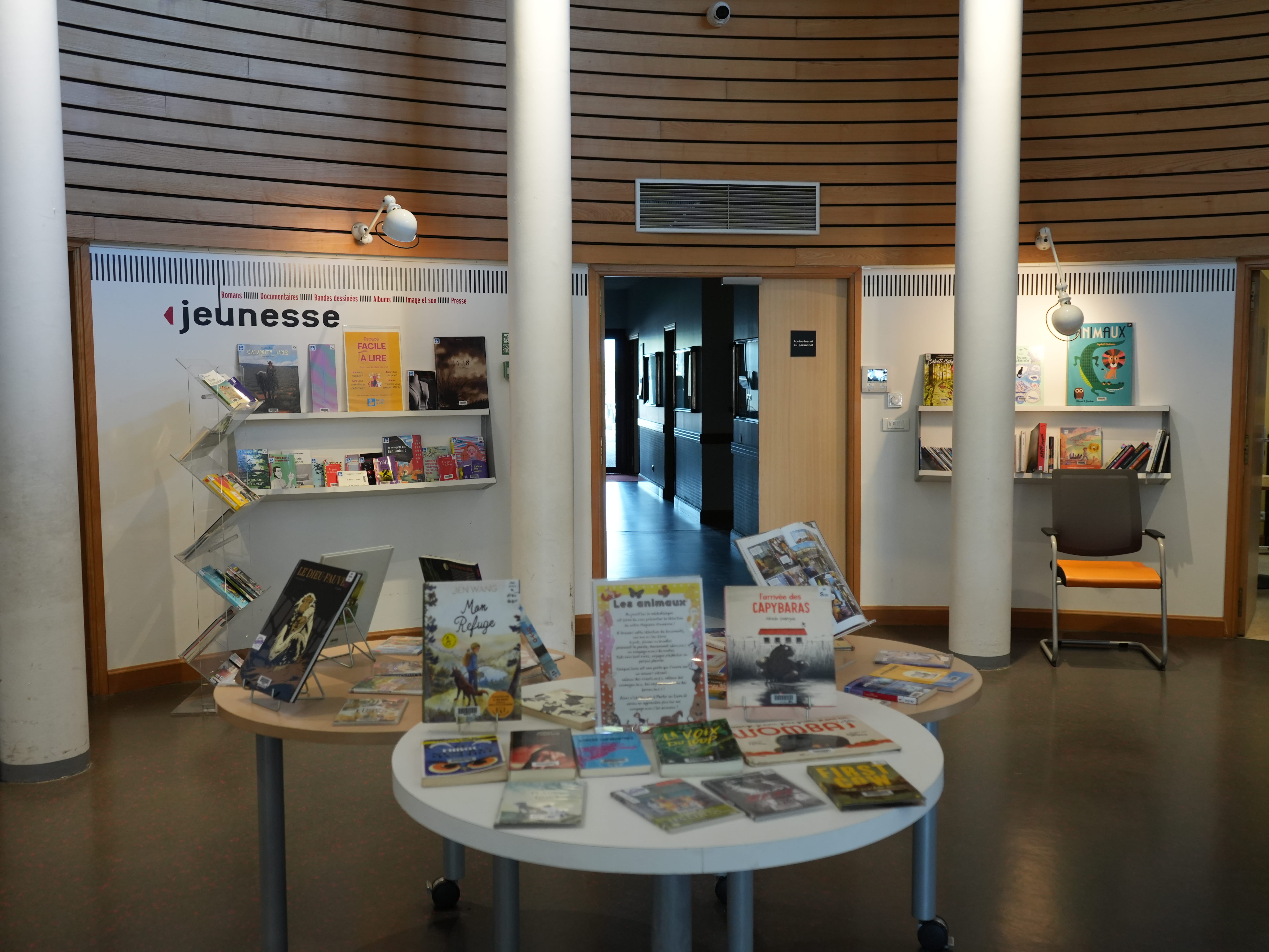 Hall d'accueil de la médiathèque Federico Garcia Lorca