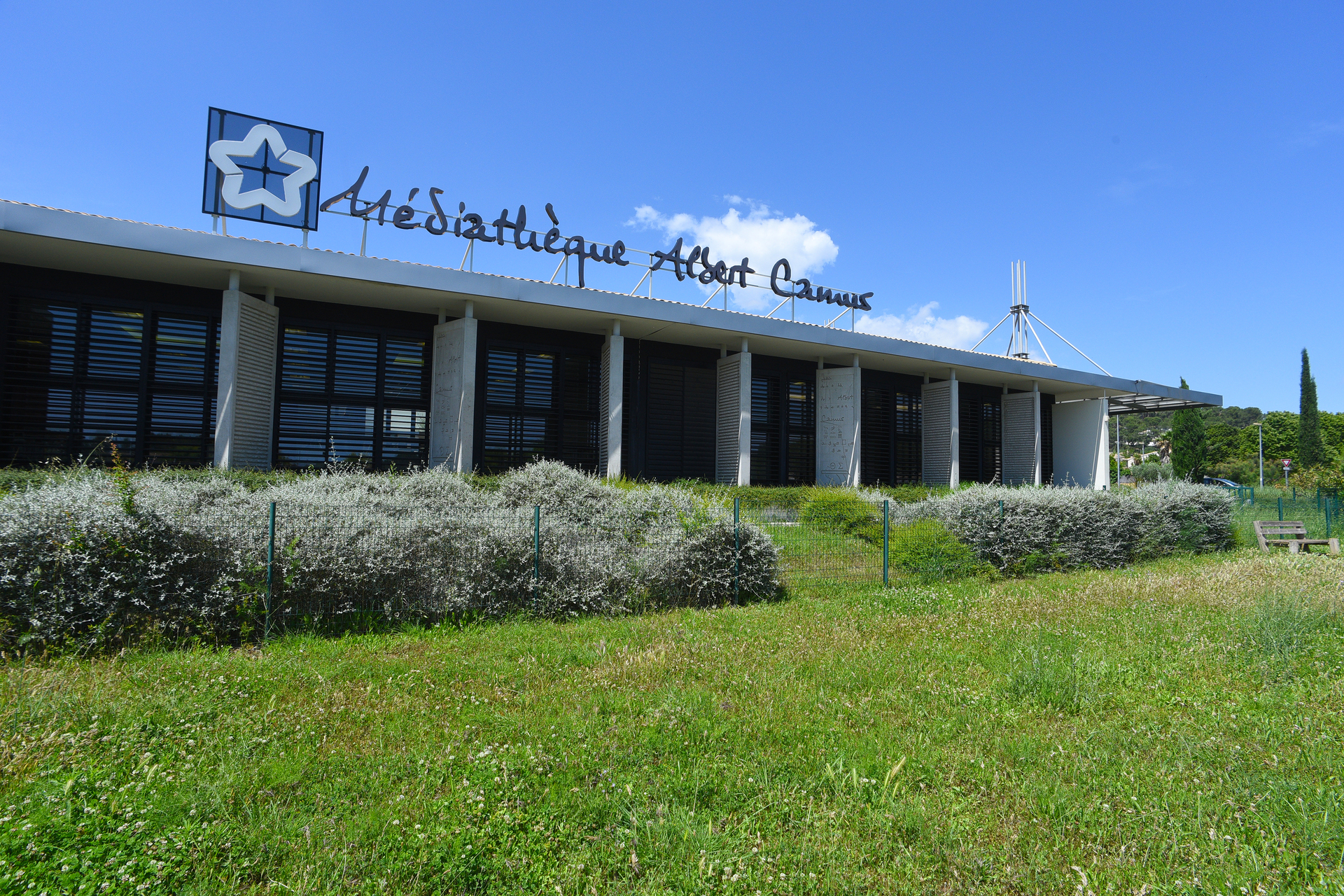 Façade de la médiathèque Albert Camus