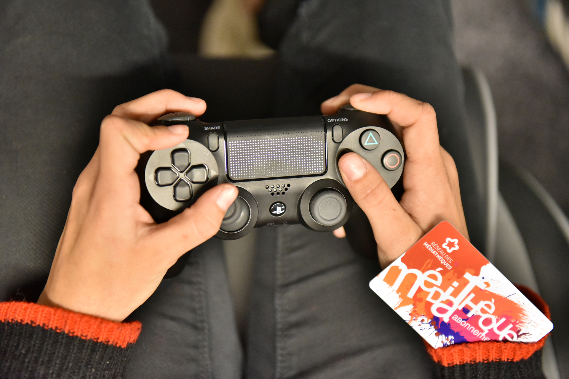 Photo d'un enfant entrain de jouer avec une manette de PS4