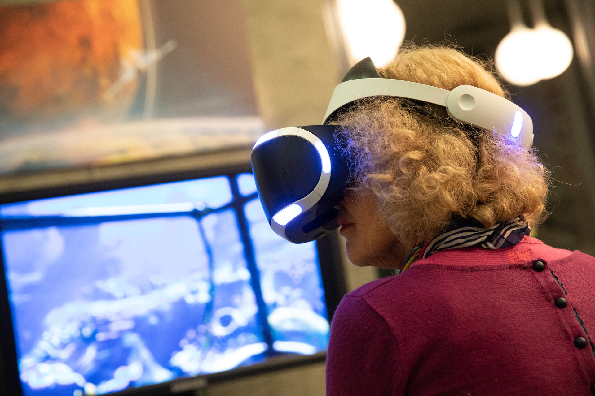 Photo d'un enfant entrain de jouer avec une manette de PS4